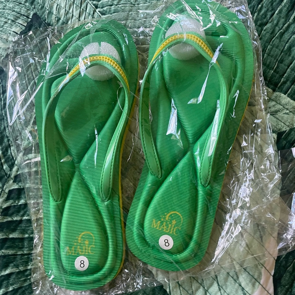 BRAND NEW JAMAICAN FLIP FLOPS SZ 8